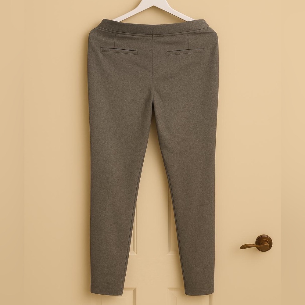 Soho Apparel Gray Knit Leggings Very elastic it fits SizeM/L Exellent Condition.
